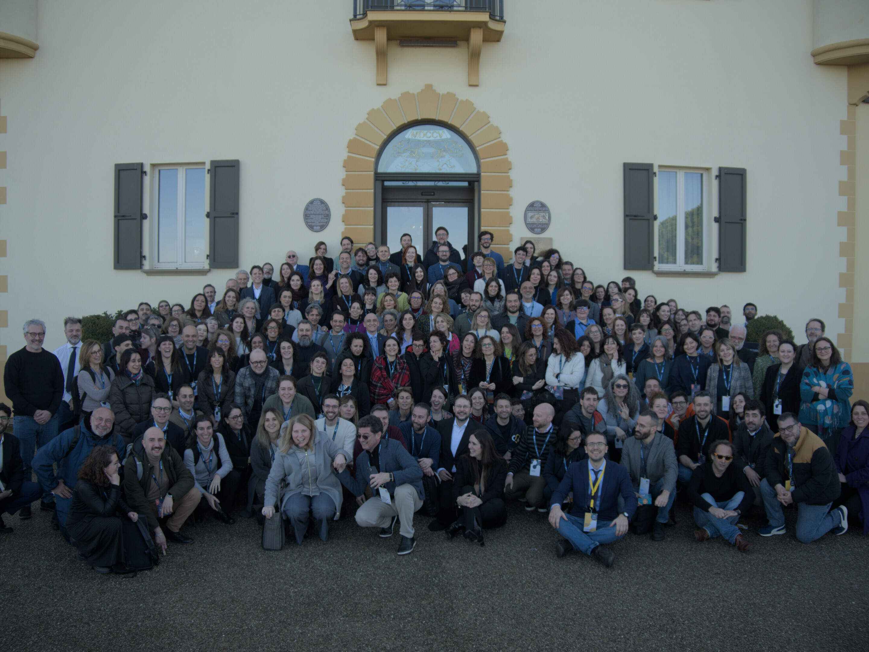 Foto di gruppo dei partecipanti al Social Pitch Event davanti alla villa